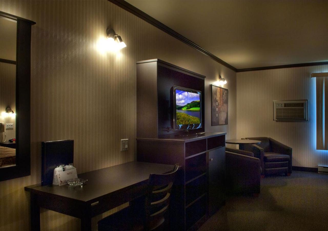 Ramada By Wyndham Laval Hotel Kültér fotó