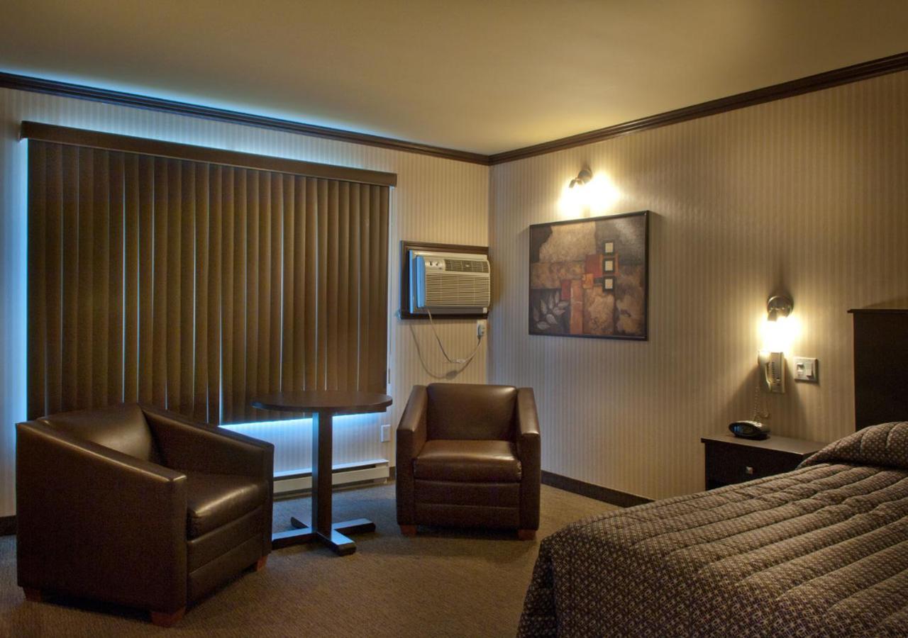 Ramada By Wyndham Laval Hotel Kültér fotó