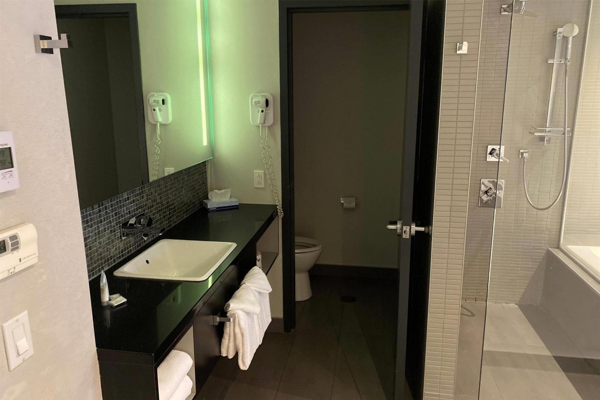 Ramada By Wyndham Laval Hotel Kültér fotó
