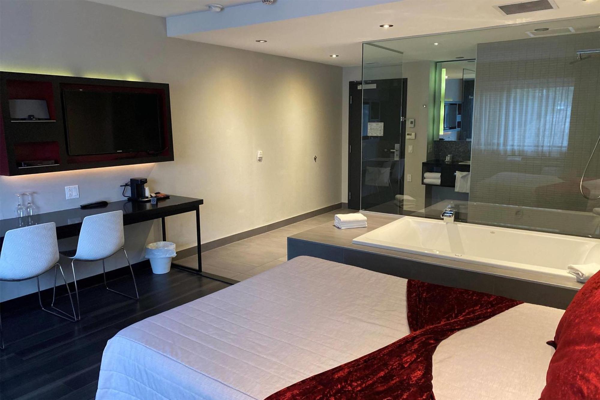 Ramada By Wyndham Laval Hotel Kültér fotó