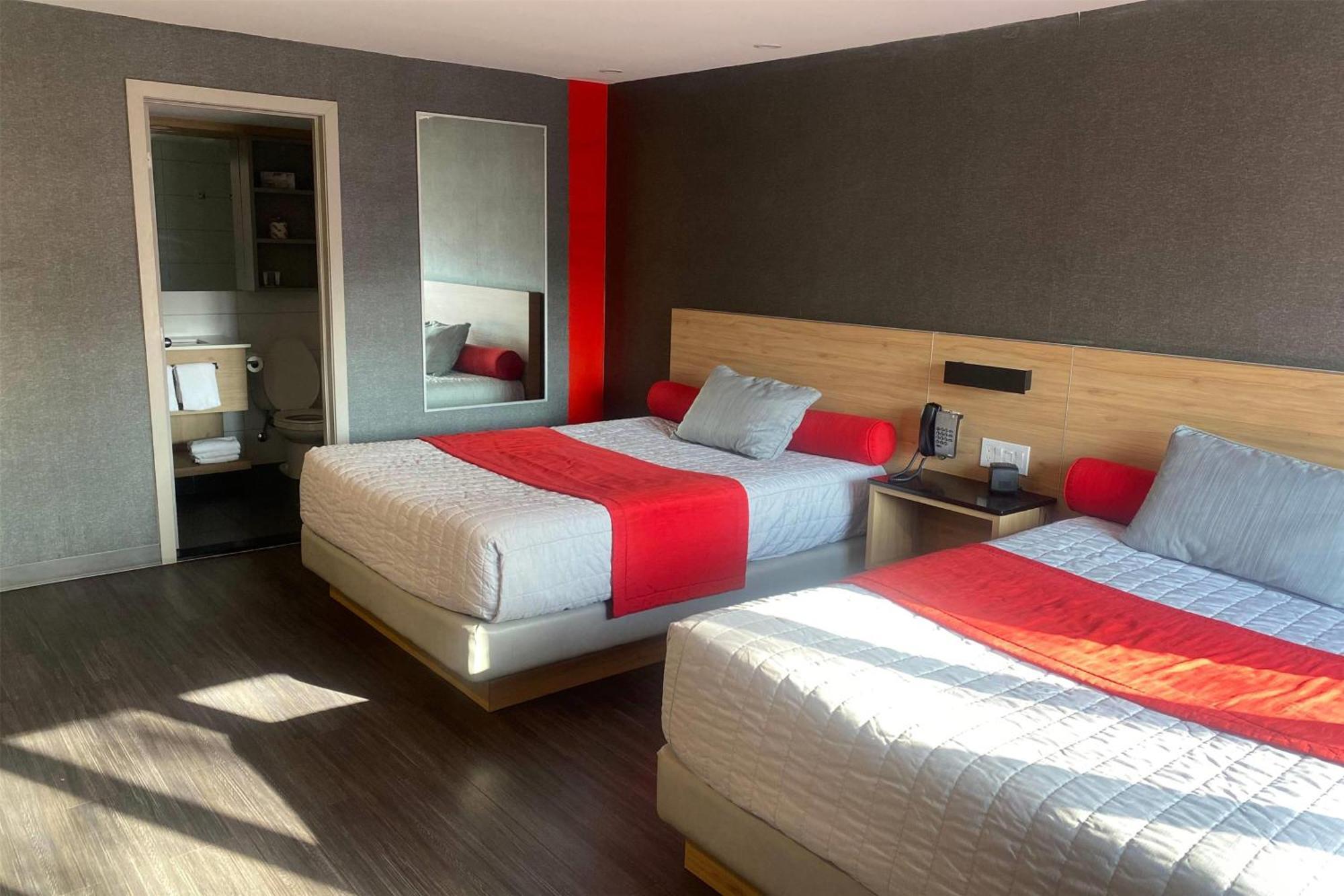 Ramada By Wyndham Laval Hotel Kültér fotó